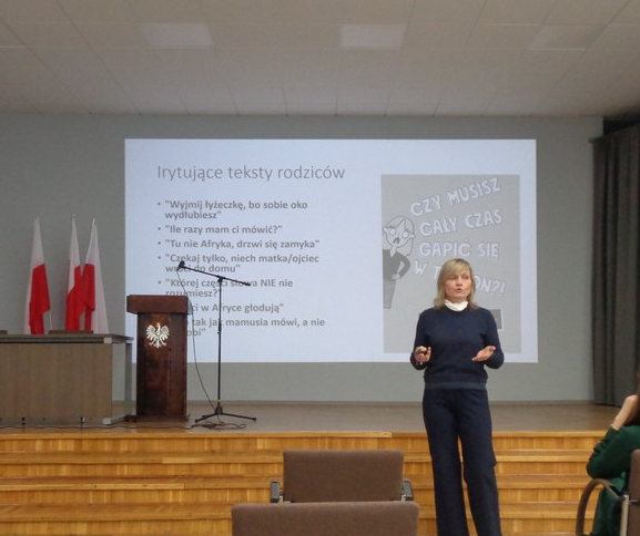 Pani prowadząca szkolenie opowiada o kilku irytujących zwrotach skierowanych do dzieci back