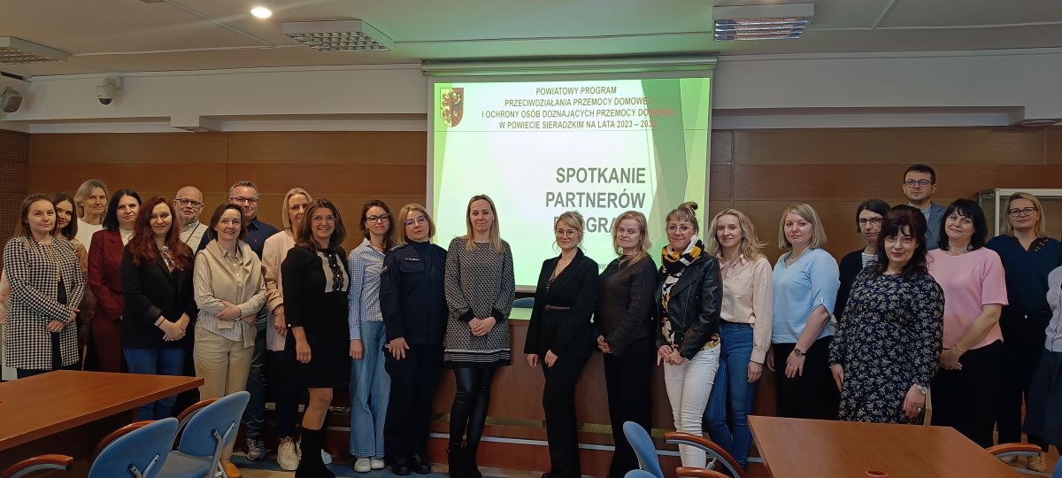 Spotkanie Partnerów Foto 1 Spotkanie Partnerów Powiatowego Programu Przeciwdziałania Przemocy Domowej i Ochrony Osób Doznających Przemocy Domowej w Powiecie Sieradzkim na lata 2023-2030